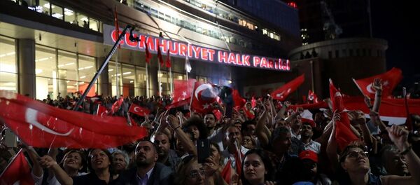 CHP'liler parti genel merkezine gelerek kutlama yaptı. - Sputnik Türkiye