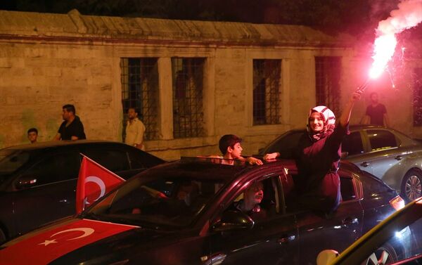 Resmi olmayan sonuçlara göre, İstanbul Büyükşehir Belediye Başkanlığını CHP Adayı Ekrem İmamoğlu'nun kazanmasının ardından bazı vatandaşlar kutlama yaptı.  - Sputnik Türkiye