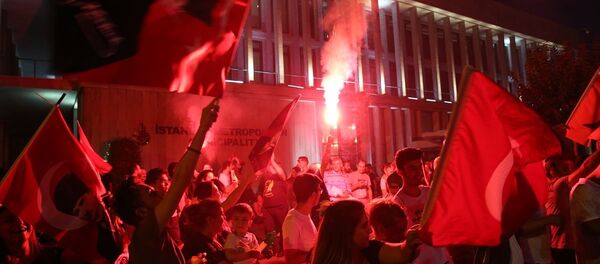 İstanbul Büyükşehir Belediyesi (İBB) önünde seçim kutlamaları - Sputnik Türkiye
