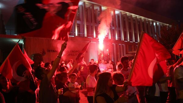 İstanbul Büyükşehir Belediyesi (İBB) önünde seçim kutlamaları - Sputnik Türkiye