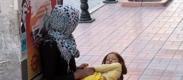 çocuklu dilenci - Sputnik Türkiye