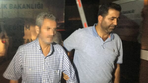 Camide üniversiteli kadını zorla öpen adam - Sputnik Türkiye