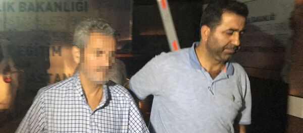 Camide üniversiteli kadını zorla öpen adam - Sputnik Türkiye