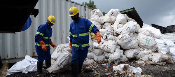 Everest Dağı'na tırmanan dağcılar arkalarında tonlarca çöp bıraktı - Sputnik Türkiye
