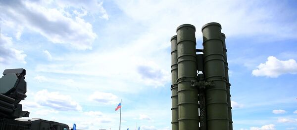 Fuarda, Rusya Savunma Sanayisine ait ağır ve hafif silahlar katılımcıların ilgisine sunulurken, Rus ordusunun kullandığı S-400 ve S-300 hava savunma füze sistemleri, Pantsir-S kısa ve orta menzilli karadan havaya füze ve uçaksavar topçu sistemleri, tanklar, insansız hava araçları, helikopterler ve savaş uçakları sergilendi. - Sputnik Türkiye