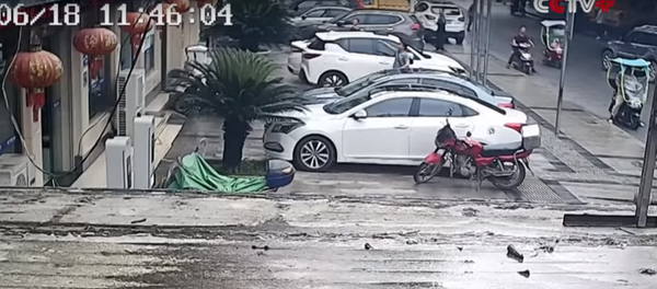 Pencereden düşen çocuğu havada yakaladı - Sputnik Türkiye