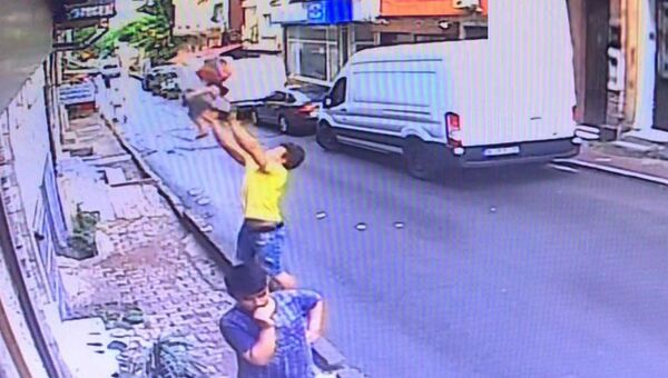 Fatih'te ikinci kattaki dairenin penceresinden düşen 2 yaşındaki bebeği, 17 yaşındaki genç havada yakaladı. - Sputnik Türkiye