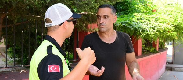 Kırmızıda geçip ceza alan Adanalı yaya: Zaten işsizim gidin başkasını yakalayın - Sputnik Türkiye