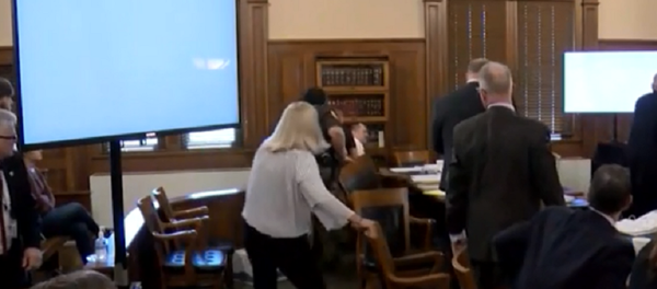 Tinder'da tanıştığı kadını öldürmekle suçlanan adamdan intihar girişimi: Mahkeme sırasında kendi boğazını kesti - Sputnik Türkiye