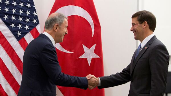 26 Haziran 2019'daki NATO savunma bakanları toplantısında Hulusi Akar-Mark Esper görüşmesi - Sputnik Türkiye