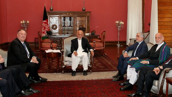 ABD Dışişleri Bakanı Mike Pompeo, Kabil'de Afganistan Cumhurbaşkanı Eşref Gani, Başbakan Abdullah Abdullah ve eski Cumhurbaşkanı Hamid Karzai ile birlikte - Sputnik Türkiye