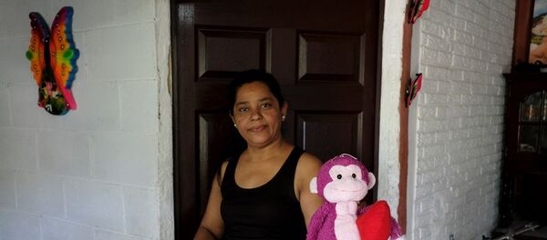 Meksika ile ABD'yi ayıran Rio Bravo nehri üzerinden ABD'ye geçerken yaşamını yitiren El Salvadorlu Oscar Alberto Martinez Ramirez ve 23 aylık kızı Valeria'nın babaannesi Rosa Ramirez, - Sputnik Türkiye