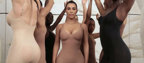 Kim Kardashian korse markasına Kimono adını verdi - Sputnik Türkiye