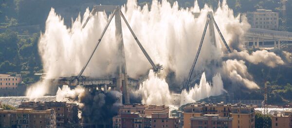 İtalya'nın Cenova şehrindeki dev Morandi Köprüsünün kalıntıları kontrollü bir şekilde yıkıldı. - Sputnik Türkiye