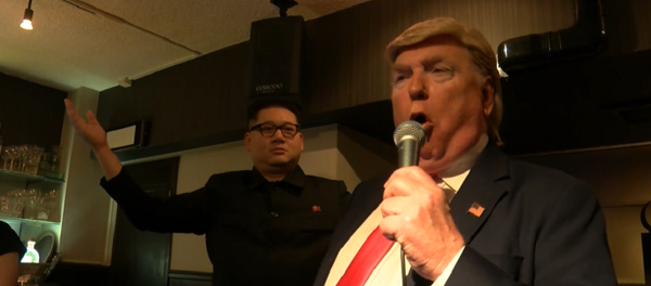 Trump ile Kim'in benzerleri, G-20 esnasında Osaka'da barda sahne aldı - Sputnik Türkiye