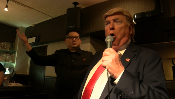 Trump ile Kim'in benzerleri, G-20 esnasında Osaka'da barda sahne aldı - Sputnik Türkiye