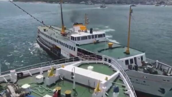 Boğaz'da bir gemi Şehir Hatları vapuruna çarptı - Sputnik Türkiye