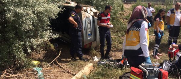 Kayseri'nin Pınarbaşı ilçesinde, kızları Heval Eser’in (23) mezuniyet töreninden dönen ailenin bulunduğu otomobil, sürücünün kontrolünden çıkarak karşı şeride geçip, tarlaya uçtu. Kazada 4 kişi hayatını kaybetti, 1 kişi de ağır yaralandı. - Sputnik Türkiye