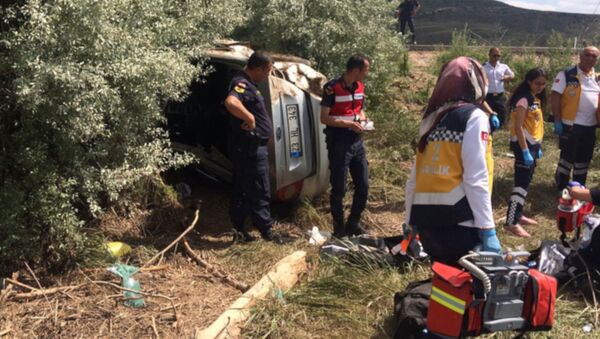 Kayseri'nin Pınarbaşı ilçesinde, kızları Heval Eser’in (23) mezuniyet töreninden dönen ailenin bulunduğu otomobil, sürücünün kontrolünden çıkarak karşı şeride geçip, tarlaya uçtu. Kazada 4 kişi hayatını kaybetti, 1 kişi de ağır yaralandı. - Sputnik Türkiye