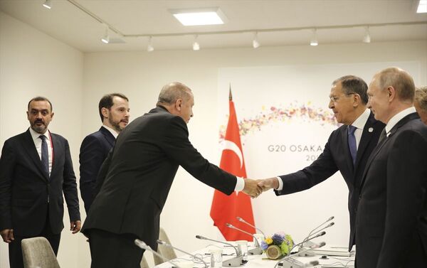 Erdoğan, görüşmeye katılan Rusya Dışişleri Bakanı Sergey Lavrov ile tokalaştı. - Sputnik Türkiye