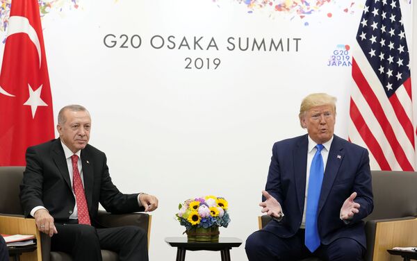 Türkiye’nin NATO üyesi olduğunu hatırlatan Trump, “Türkiye ABD’nin dostu ve beraber harika işler yaptık ve büyük ticaret ortağımız. Bunu daha da büyüteceğiz. İkili ticaret hacmi 75 milyar dolar çok az. 100 milyar doların çok üzerinde olması gerekir” diye konuştu. - Sputnik Türkiye