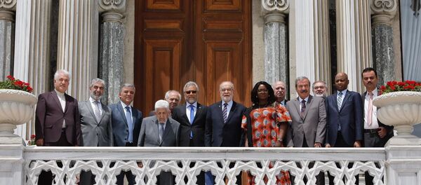 D-8’in 22. yıldönümü töreni, Çırağan Sarayı’nın balkonundaki geleneksel aile fotoğrafıyla sona erdi. - Sputnik Türkiye