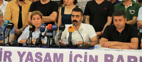 ‘Bölge Emek ve Demokrasi Platformu’, Diyarbakır’da yayımladığı ortak deklarasyonda barış ve demokratikleşme çağrısı yaptı. Ortak deklarasyon Sümerpark’ta Türkçe ve Kürtçe açıklandı. Türkçe açıklamayı, Bölge Emek ve Demokrasi Platformu Dönem Sözcüsü Doğan Hatun yaptı. - Sputnik Türkiye