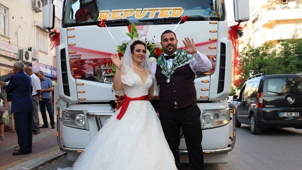 Damat, düğününde tırı gelin arabası yaptı.  - Sputnik Türkiye