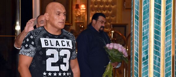 Türkiye'de bulunan ABD'li aktör Steven Seagal ve eşi Erdenetuya Seagal - Sputnik Türkiye