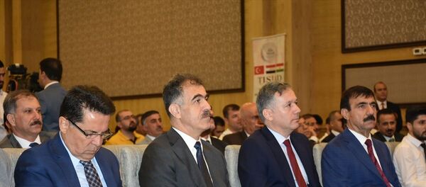 Irak'ın Erbil kentinde, Türkiye-Irak Sanayicileri ve İş Adamları Derneği (TISİAD) ile Irak Kürt Bölgesel Yönetimi (IKBY) İhracat ve İthalatçılar Birliği tarafından ortaklaşa düzenlenen 1.Türkiye-Irak (IKBY) Ticaret ve Yatırım Zirvesi gerçekleştirildi. Zirveye, IKBY Hükümet Sözcüsü Sefin Dizayi (sol2) ve Türkiye'nin Erbil Başkonsolosu Hakan Karaçay (sağ 2) katıldı. Irak'ın Erbil kentinde, Türkiye-Irak Sanayicileri ve İş Adamları Derneği (TISİAD) ile Irak Kürt Bölgesel Yönetimi (IKBY) İhracat ve İthalatçılar Birliği tarafından ortaklaşa düzenlenen 1.Türkiye-Irak (IKBY) Ticaret ve Yatırım Zirvesi gerçekleştirildi. Zirveye, IKBY Hükümet Sözcüsü Sefin Dizayi (sol2) ve Türkiye'nin Erbil Başkonsolosu Hakan Karaçay (sağ 2) katıldı. - Sputnik Türkiye