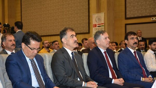 Irak'ın Erbil kentinde, Türkiye-Irak Sanayicileri ve İş Adamları Derneği (TISİAD) ile Irak Kürt Bölgesel Yönetimi (IKBY) İhracat ve İthalatçılar Birliği tarafından ortaklaşa düzenlenen 1.Türkiye-Irak (IKBY) Ticaret ve Yatırım Zirvesi gerçekleştirildi. Zirveye, IKBY Hükümet Sözcüsü Sefin Dizayi (sol2) ve Türkiye'nin Erbil Başkonsolosu Hakan Karaçay (sağ 2) katıldı. - Sputnik Türkiye