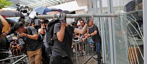 Hong Kong'da protestolar Çin'e katılımın yıl dönümünde de sürdü - Sputnik Türkiye