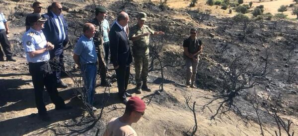 Kuzey Kıbrıs Başbakanı Ersin Tatar, başkent Lefkoşa ve Girne arasındaki Taşkent köyü yakınlarına dün düşen cisme ilişkin incelemelerde bulundu - Sputnik Türkiye