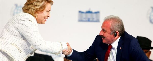 Türkiye Büyük Millet Meclisi (TBMM) Başkanı Mustafa Şentop, başkent Moskova'da düzenlenen 2. Uluslararası Parlamentarizmin Gelişimi Forumuna katıldı. Türkiye Büyük Millet Meclisi (TBMM) Başkanı Şentop (sağda) ile Rusya Federasyon Konseyi Başkanı Valentina Matviyenko selamlaştı . Türkiye Büyük Millet Meclisi (TBMM) Başkanı Mustafa Şentop, başkent Moskova'da düzenlenen 2. Uluslararası Parlamentarizmin Gelişimi Forumuna katıldı. Türkiye Büyük Millet Meclisi (TBMM) Başkanı Şentop (sağda) ile Rusya Federasyon Konseyi Başkanı Valentina Matviyenko selamlaştı . - Sputnik Türkiye