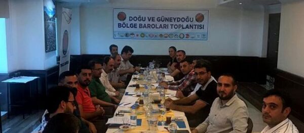 Tunceli’de toplanan 14 Baro Başkanı, yeni bir çözüm süreci çağrısı yaparak, yeni bir anayasaya dikkat çekti.  - Sputnik Türkiye