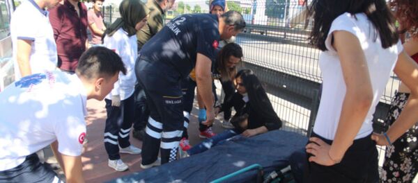 Kocaeli'nin İzmit ilçesinde yoldan karşıya geçemeye çalışırken otomobilin çarptığı şahıs yaralandı. Kazaya karışan otomobilin sürücüsü ise Ben yeşilde geçtim deyip çarptığı yayayı bırakıp gitti. - Sputnik Türkiye