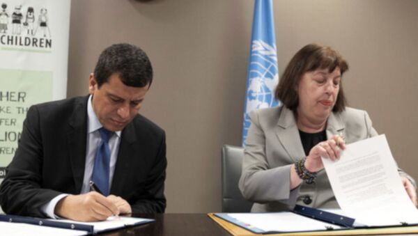 BM Genel Sekreterinin silahlı çatışmalarda çocuklar konusundaki özel temsilcisi Virginia Gamba'nın, 29 Haziran'da BM Cenevre Ofisi'nde bir araya geldiği SDG komutanı Mazlum Abdi ile örgütün ''bünyesindeki çocuk savaşçıları bırakması için'' resmi bir törenle imza attığı eylem planı - Sputnik Türkiye