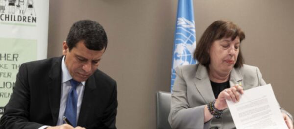 BM Genel Sekreterinin silahlı çatışmalarda çocuklar konusundaki özel temsilcisi Virginia Gamba'nın, 29 Haziran'da BM Cenevre Ofisi'nde bir araya geldiği SDG komutanı Mazlum Abdi ile örgütün ''bünyesindeki çocuk savaşçıları bırakması için'' resmi bir törenle imza attığı eylem planı - Sputnik Türkiye