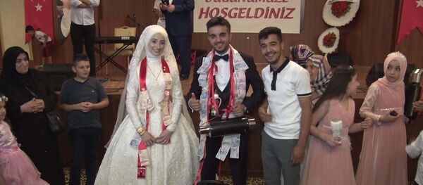 Bir düğünde gelin ve damada takılanlar: Abart egzoz, çelik jant, biberon - Sputnik Türkiye