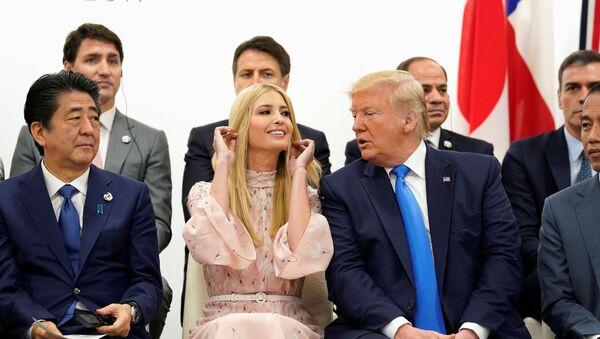 G20 zirvesindeki kadının güçlendirilmesi oturumunda Japonya Başbakanı Şinzo Abe, Beyaz Saray üst düzey danışmanı Ivanka Trump ve ABD Başkanı Donald Trump - Sputnik Türkiye