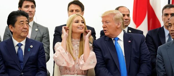 G20 zirvesindeki kadının güçlendirilmesi oturumunda Japonya Başbakanı Şinzo Abe, Beyaz Saray üst düzey danışmanı Ivanka Trump ve ABD Başkanı Donald Trump - Sputnik Türkiye