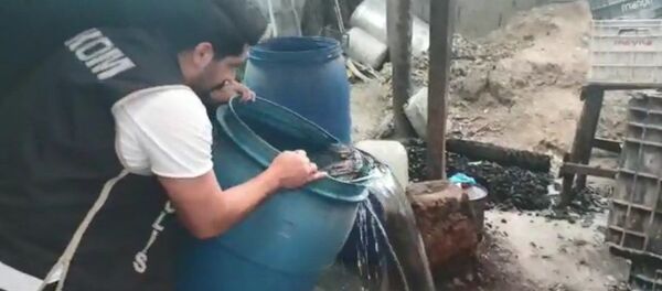 Adana’da 2 bin litre sahte içki ele geçirildi  - Sputnik Türkiye