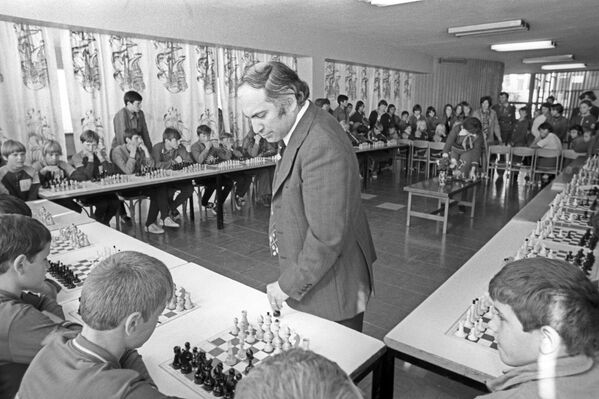 Eski dünya şampiyonu satranç ustası Mihail Tal, Artek Genç İzciler Kampı’nda düzenlenen eşzamanlı bir satranç turnuvasında. - Sputnik Türkiye