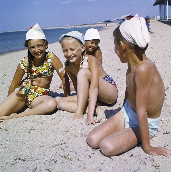 Karadeniz sahillerinde Artek izcisi küçük çocuklar, 1970. - Sputnik Türkiye