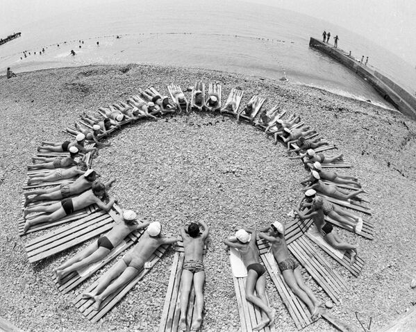 Artek Genç İzciler Kampı sahillerinde güneşin tadını çıkartan çocuklar, 1985. - Sputnik Türkiye