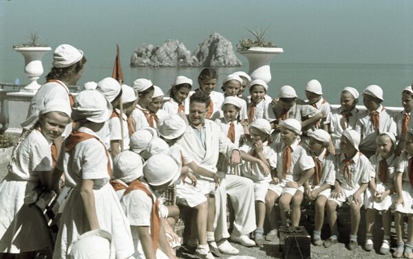 Nazım Hikmet'in SSCB'nin en gözde izci kampı Artek'te tatilde olan çocuklarla buluşması. - Sputnik Türkiye