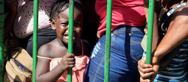 Meksika'da Siglo XXI göç merkezine girip ABD'ye yürümek için insani vize almaya çalışan göçmenler - Sputnik Türkiye