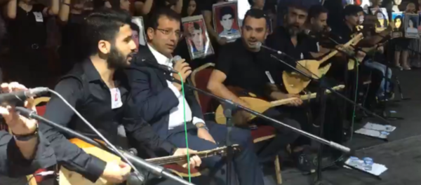 İmamoğlu, Madımak anmasında türkü söyledi: Bu katliama neden olan zihniyetin bu ülkeden defolup gitmesini istiyorum - Sputnik Türkiye