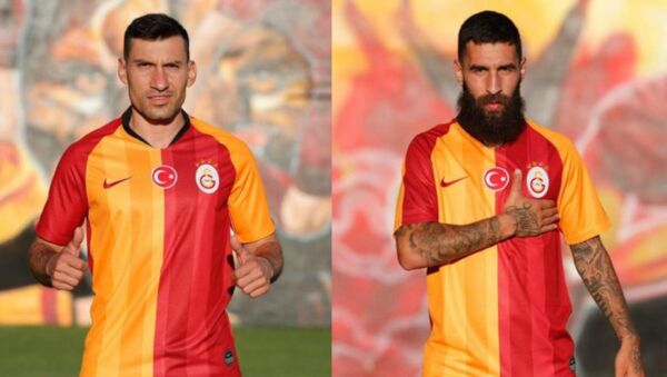 Galatasaray, bonservisi ellerinde olan Jimmy Durmaz ve Şener Özbayraklı'yı transfer ettiğini resmen açıkladı. - Sputnik Türkiye