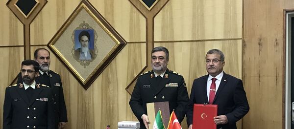 Emniyet Genel Müdürü Celal Uzunkaya (sağda), İran Polis Teşkilatı Komutanı General Hüseyin Eşteri (sağ 2)  - Sputnik Türkiye